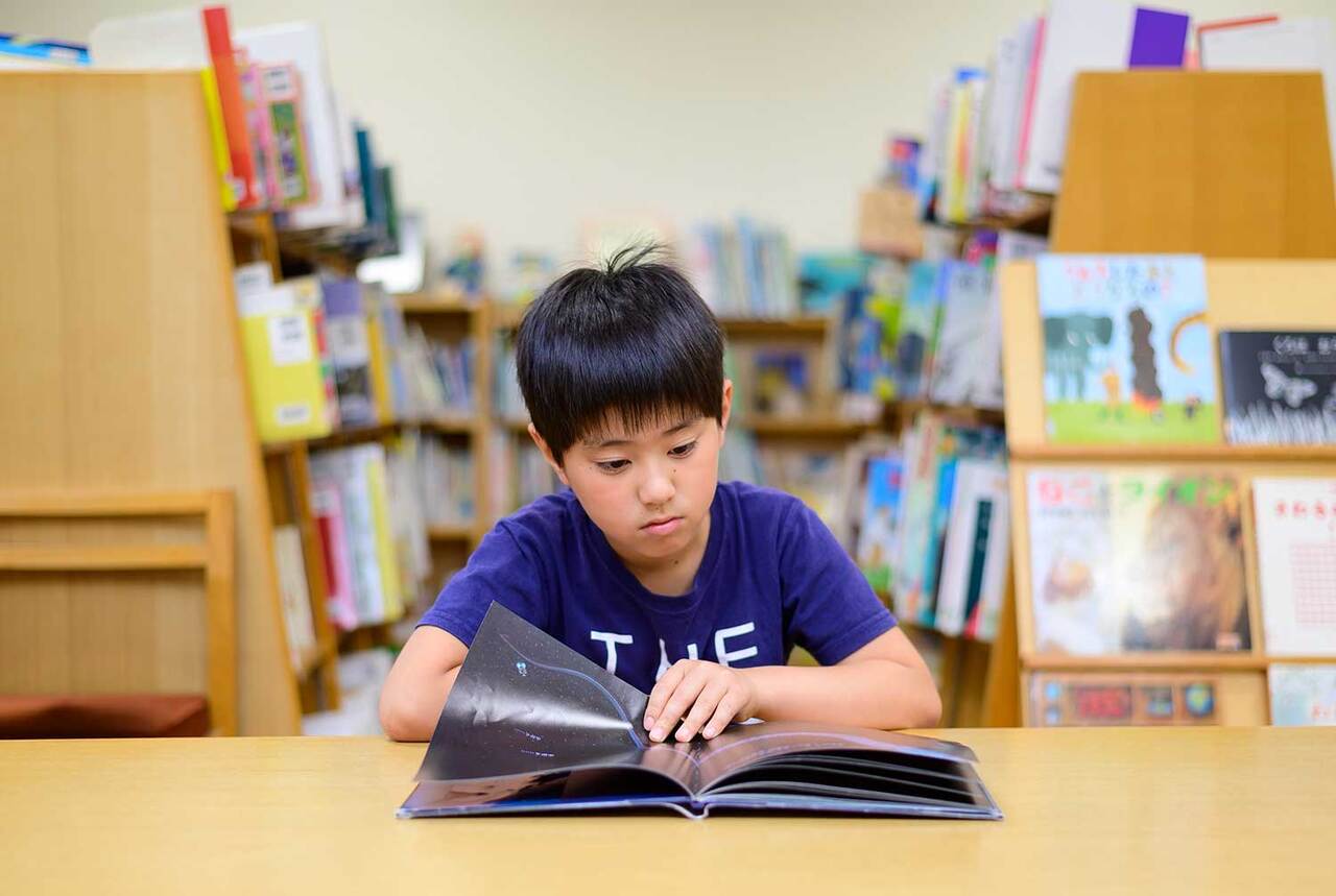 写真：絵本を読んでいる男の子