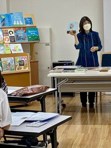 写真：絵本の時間で安田先生が参加者にお話をしています。
