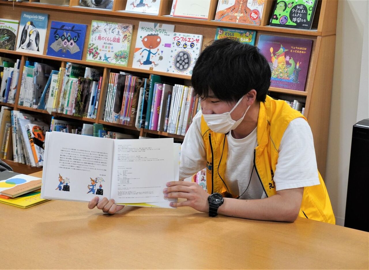 写真：高知大学えんむすび隊の学生さんが読み聞かせをしています