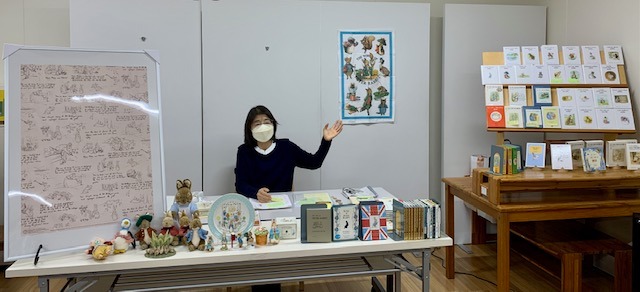 写真：安田幸子さんが本を前に解説しています。
