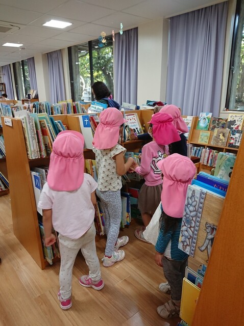 写真：聖泉幼稚園の園児さんが館内で本を選んでいます。
