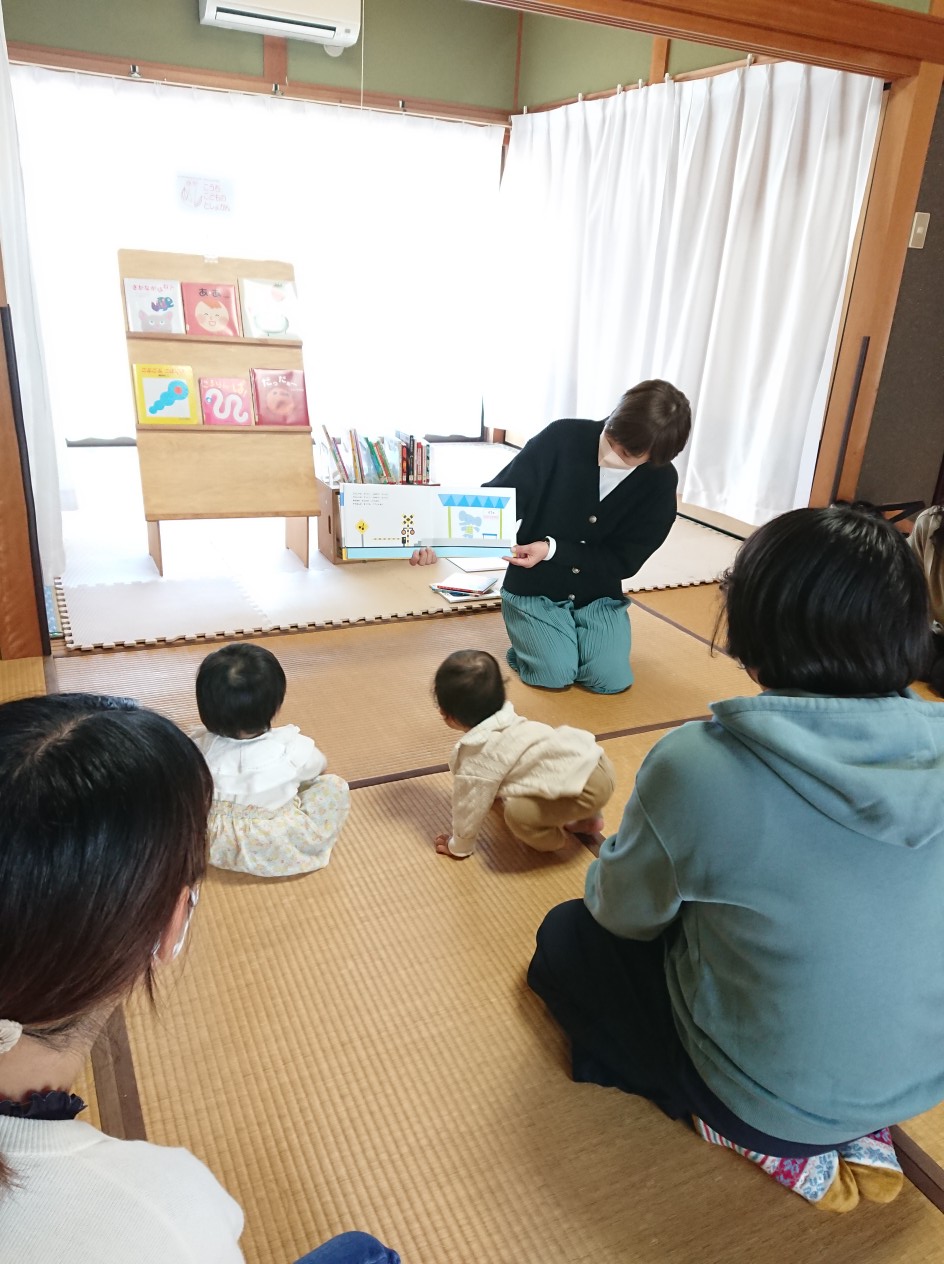 写真：ママアナ長谷川さんが絵本を読み聞かせしています。
