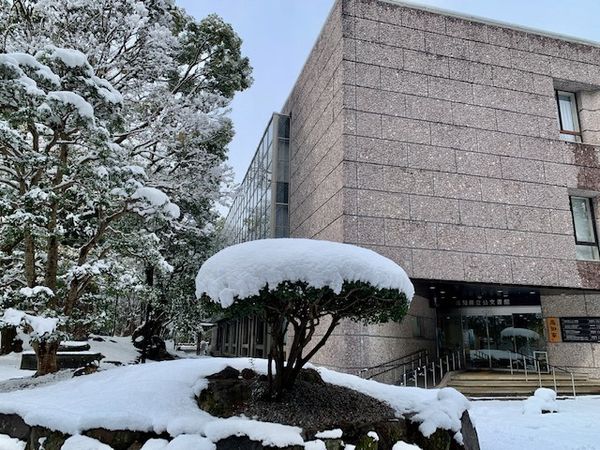 写真：雪景色の高知県立文学館です。