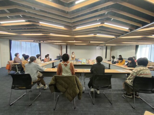 写真：香美市立図書館の会議室に受講者の方が座っています。