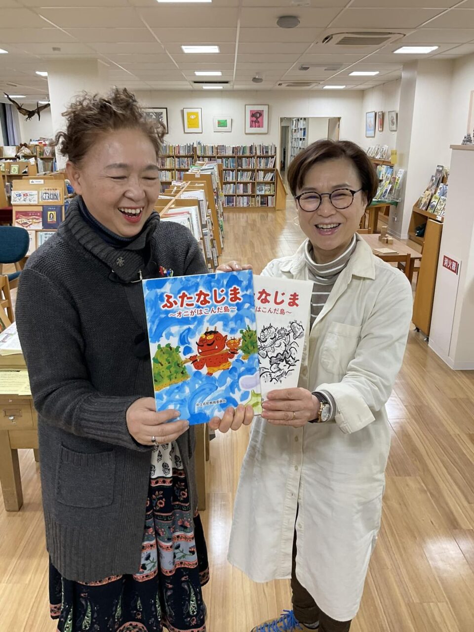 写真：イラストレーターの三本桂子さんと田島館長です。