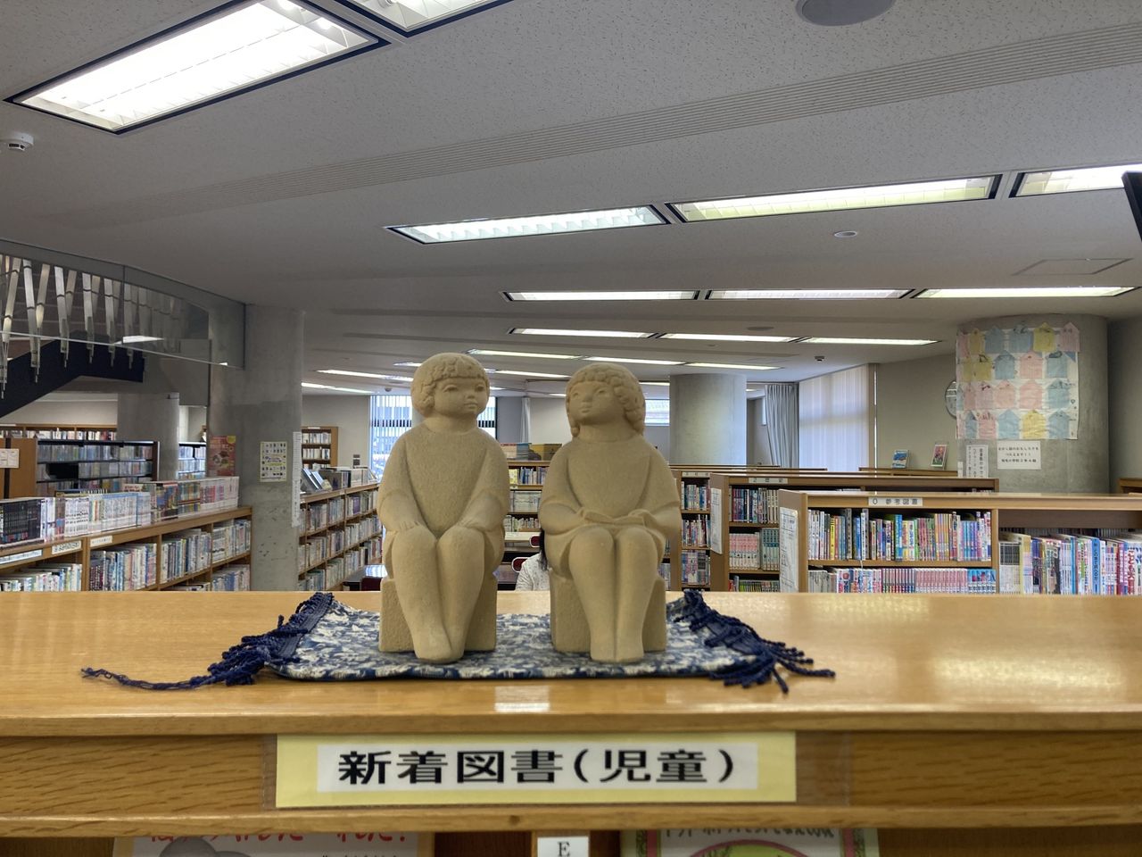 写真：宿毛市坂本図書館の新着図書コーナーです。