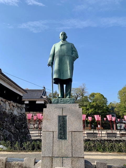 写真：野村茂久馬像です。土佐の交通王と呼ばれていました。