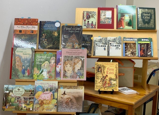 写真：グリム童話に関する絵本が面出しされて並んでいます。