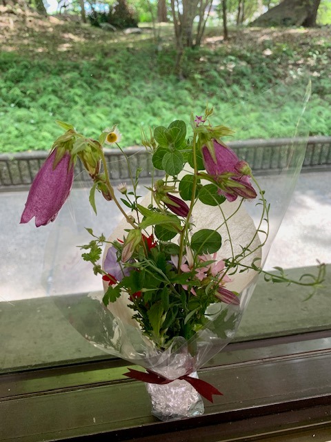 写真：花束です。館内の窓際に飾っています。