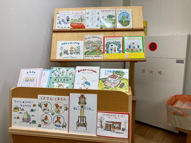 写真：山脇百合子さんの絵本が面出し書架に並んでいます。