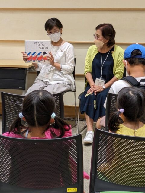 写真：ボランティア、理事が子ども向けに絵本の読み聞かせをしています。