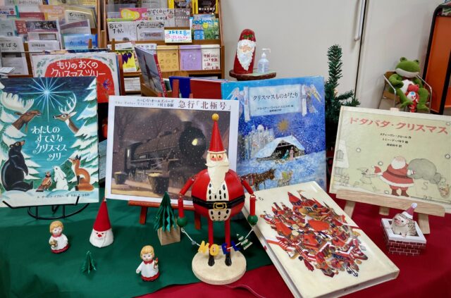 写真：テーブルの上にサンタの人形とクリスマスの本