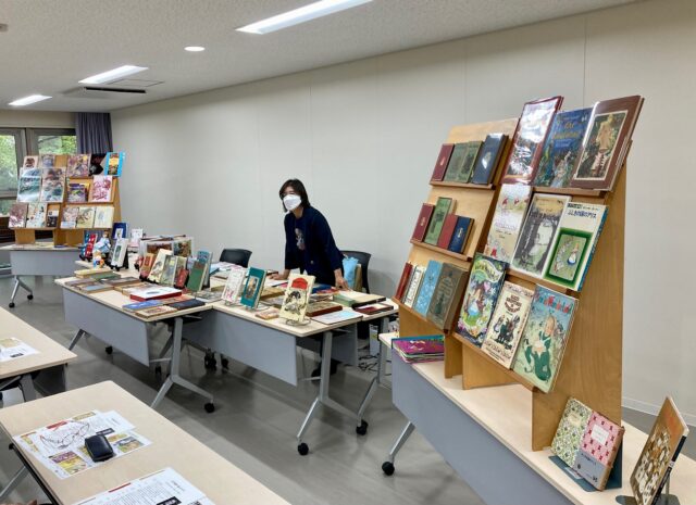 写真：たくさん本が並ぶ真ん中に講師の安田先生