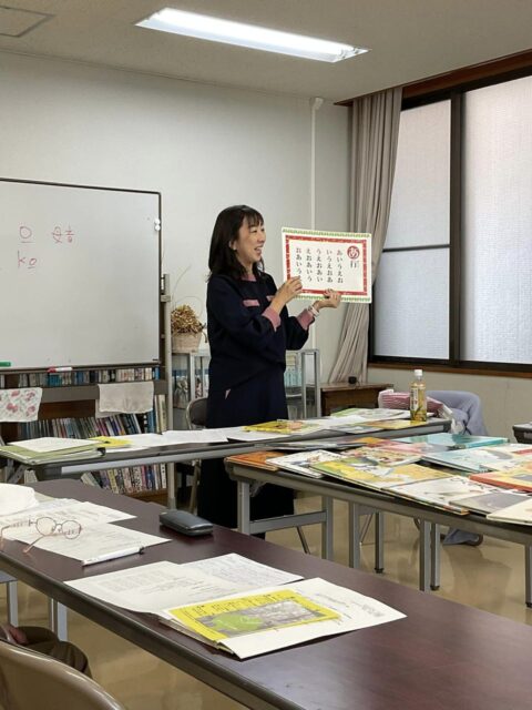 写真：フリーアナウンサーの花房果子さんが発声練習をレクチャーしています。