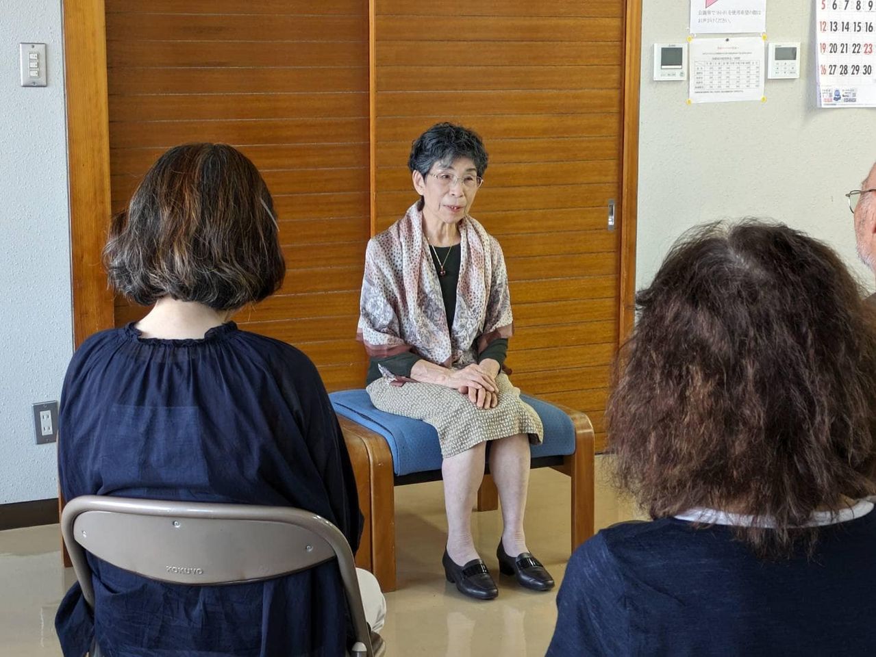 写真：ストーリーテラーの森尾靖子さんがお話を語っています。