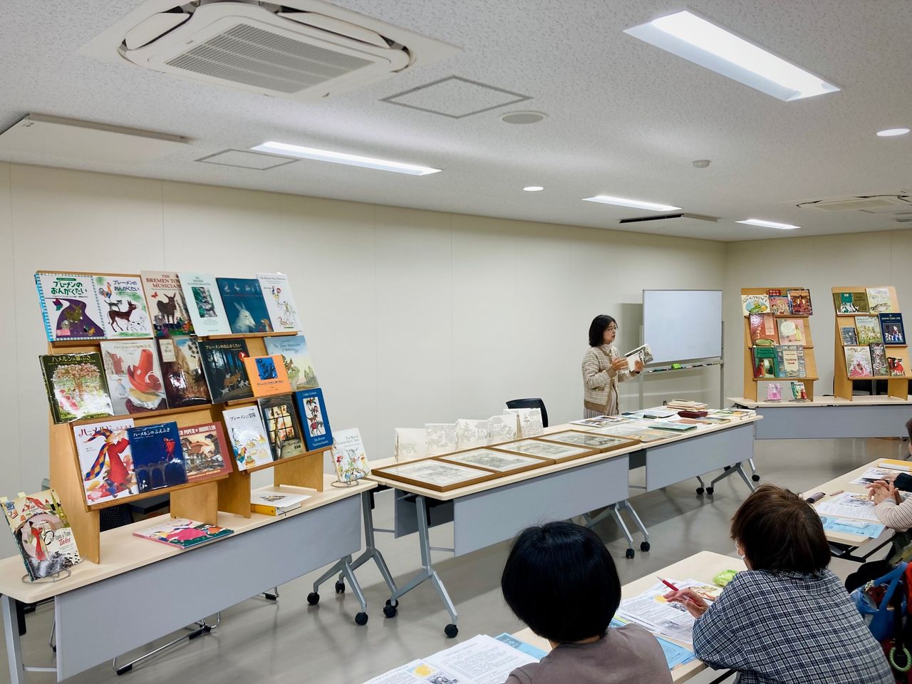 写真：安田幸子先生が参加者に絵本を紹介しています。