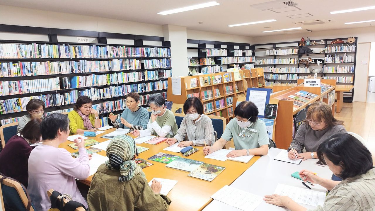 写真：選書委員が購入する本を検討しています。