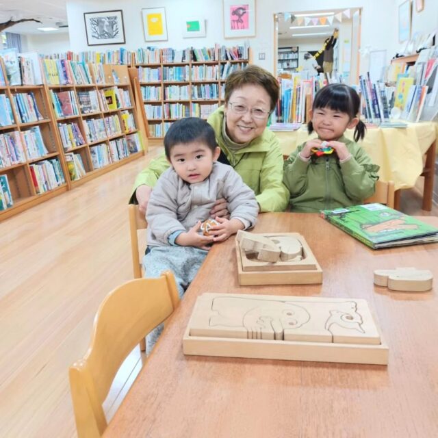 写真：利用者のお子さんと保護者です。