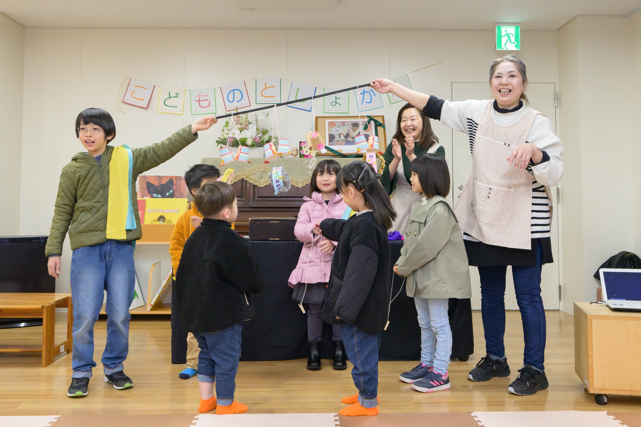 写真：大おたんじょう会始まりのくす玉割です。