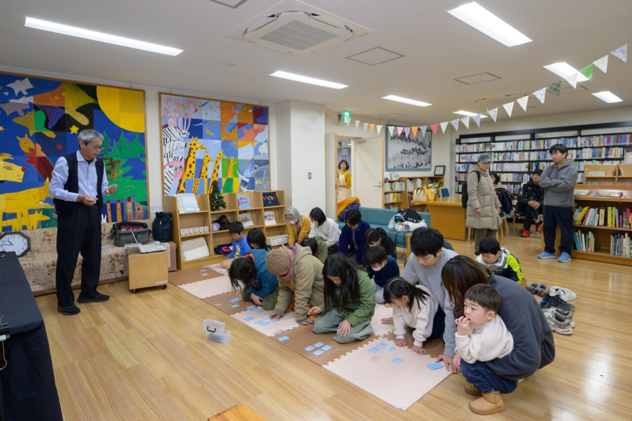 写真：参加者が百人一首大会をしています。