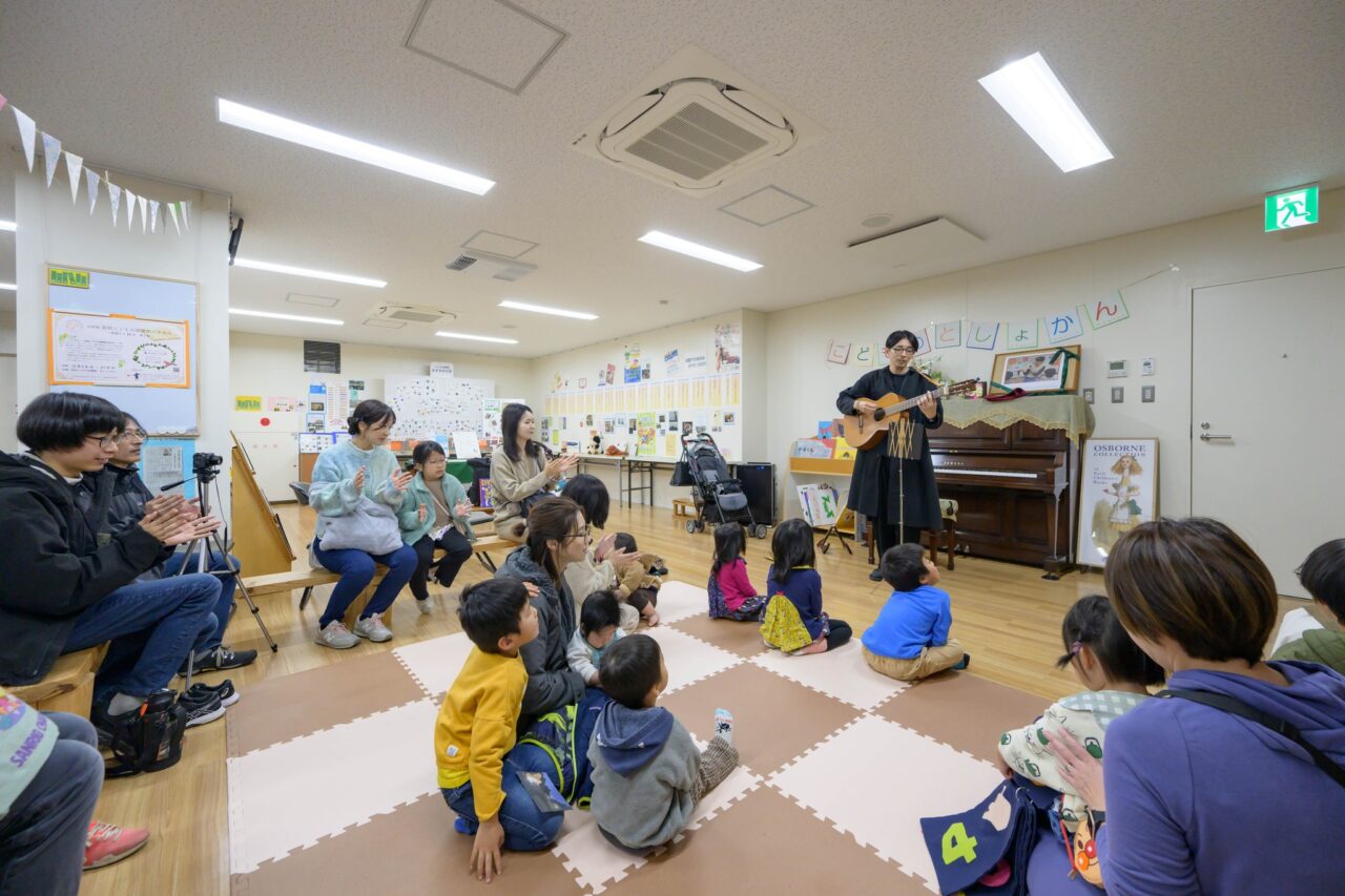 写真：ミュージシャンの園部信教さんが曲を演奏しています。