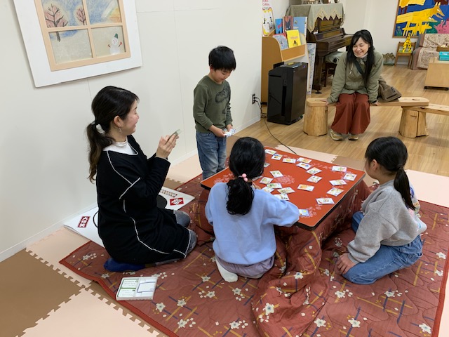 写真：子どもたちがかるた遊びをしています。