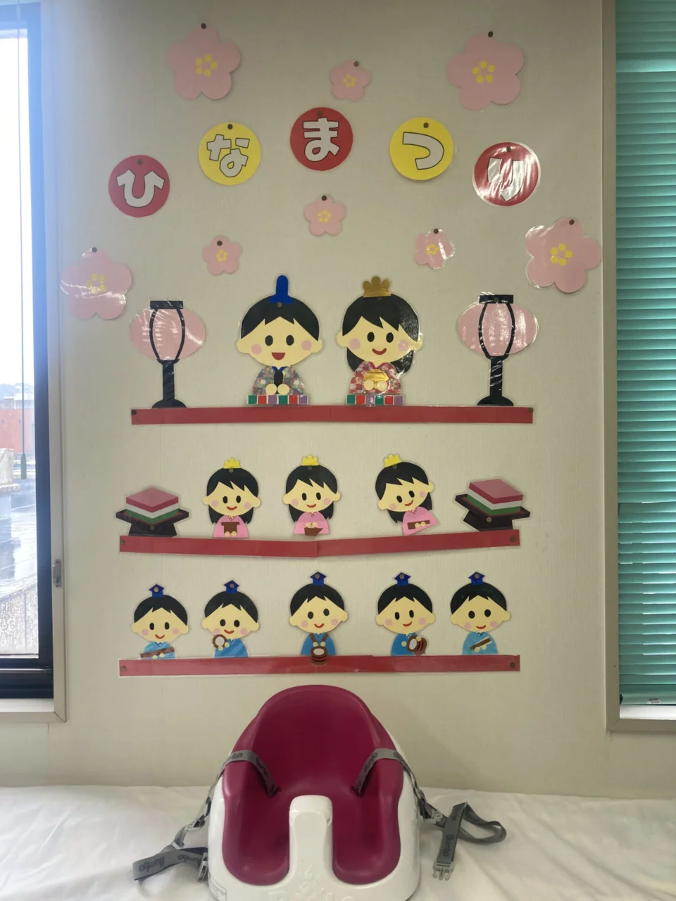 写真:ひなまつりの飾りが壁に貼られたフォトスポットです。