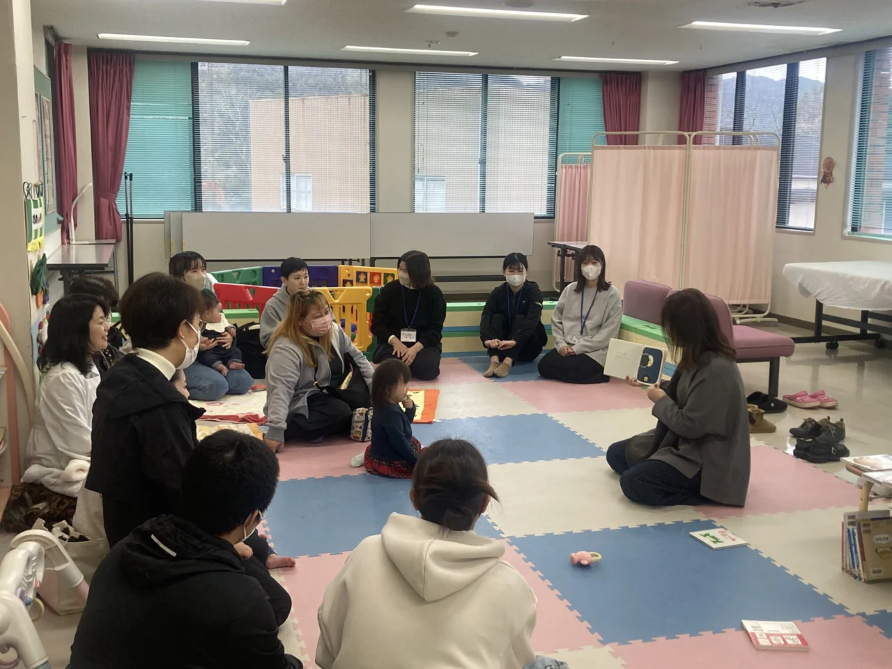 写真:館長の大木が赤ちゃん絵本を読んでいます。