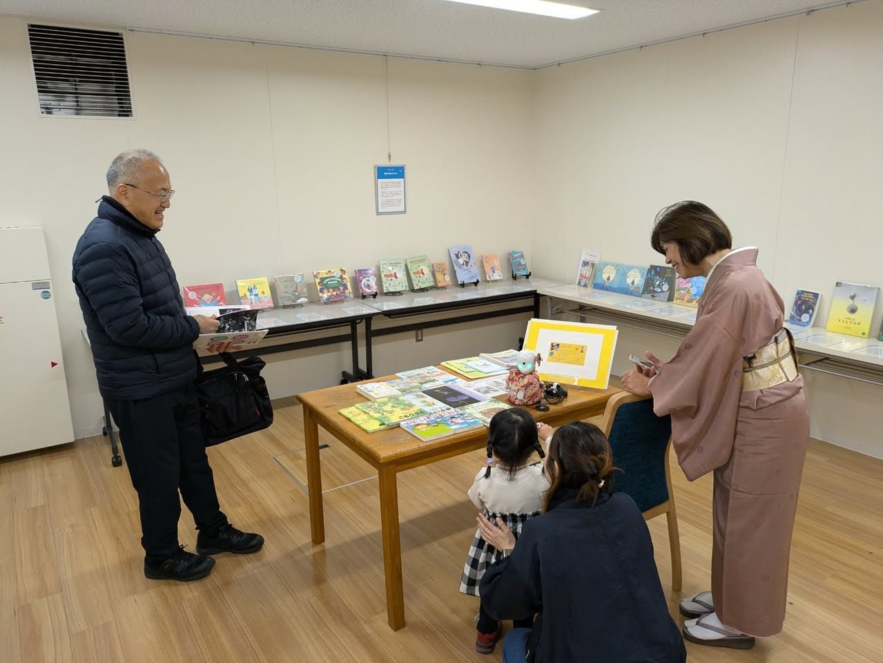 写真：図書館に来てくれた人とオリヒメが会話しています。