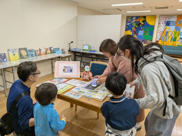 写真：図書館に来てくれた人とオリヒメが会話しています。