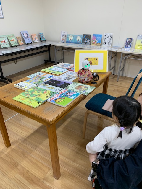 写真：図書館に来てくれたお友達がオリヒメを見ています。