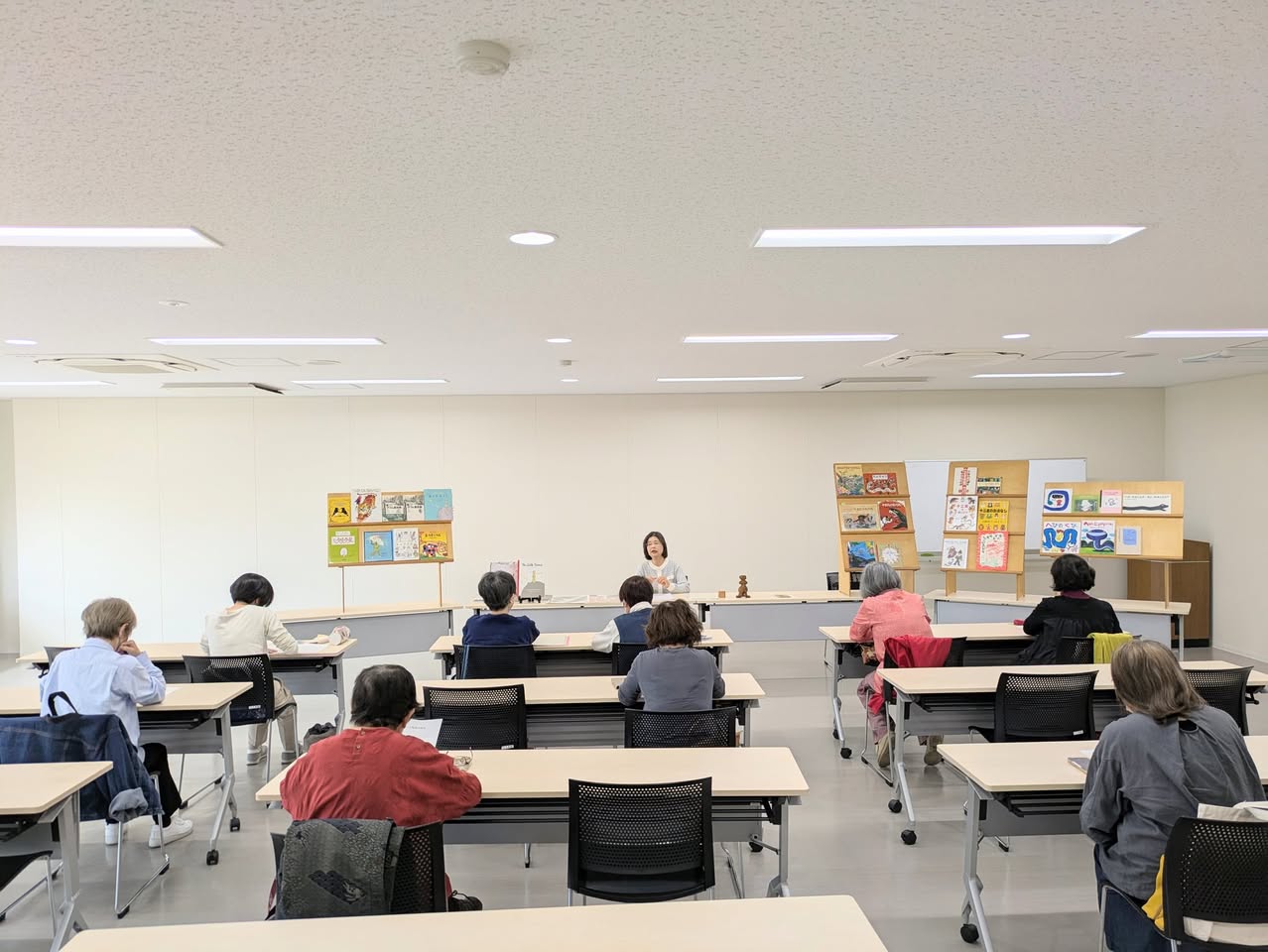 写真:絵本の教室に参加者が集っています。