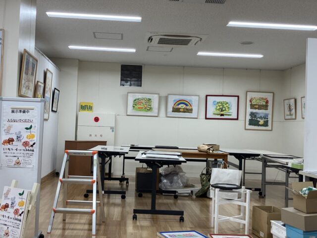 写真：原画展の準備風景です。