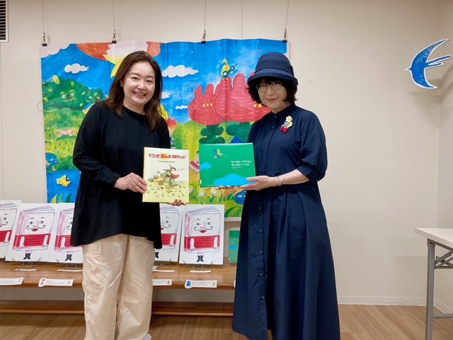 写真：橋爪千代子さんと館長の大木です