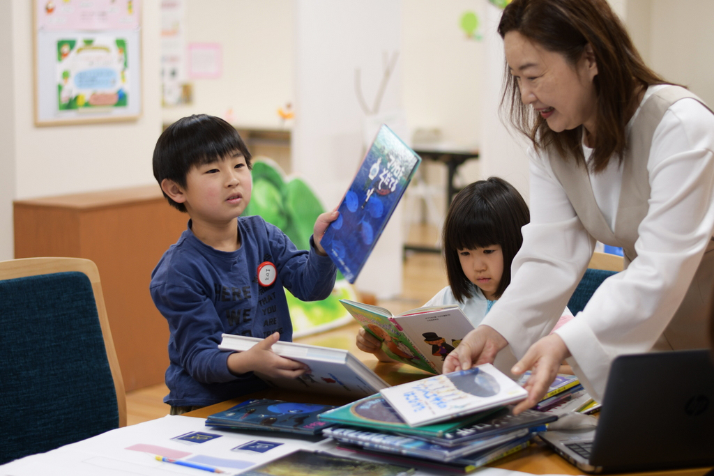 写真:子どもが絵本を手にしています