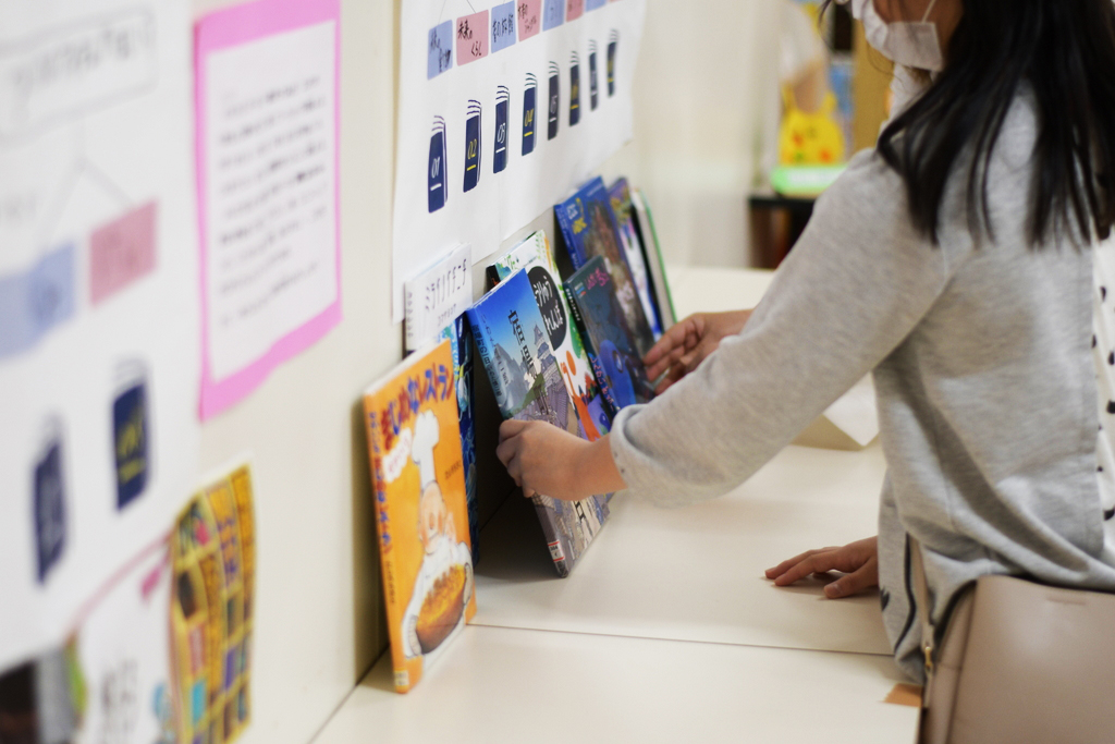写真:子どもが選んだ本を壁に立てかけています