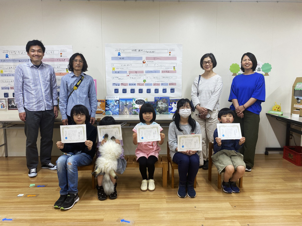 写真:表彰状を持った子どもたちと保護者です