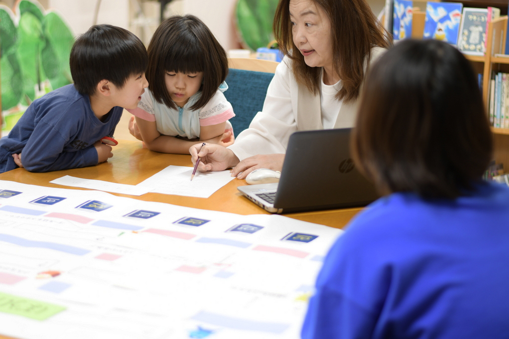 写真:子どもたちと館長大木が相談しています