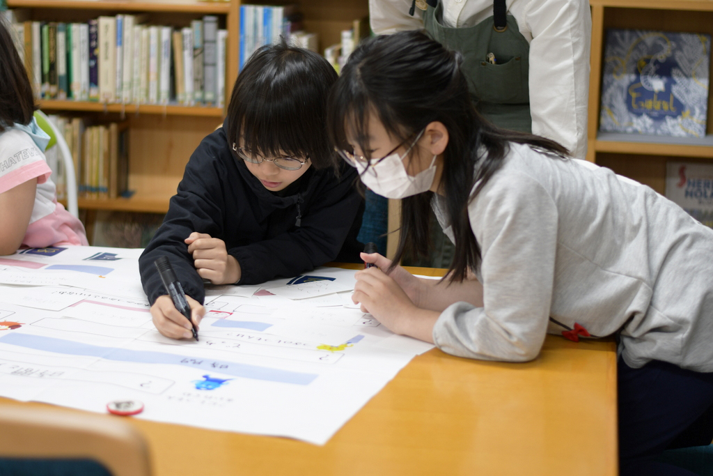 写真:子どもたちがへなちょこチャートに書き込みをしています