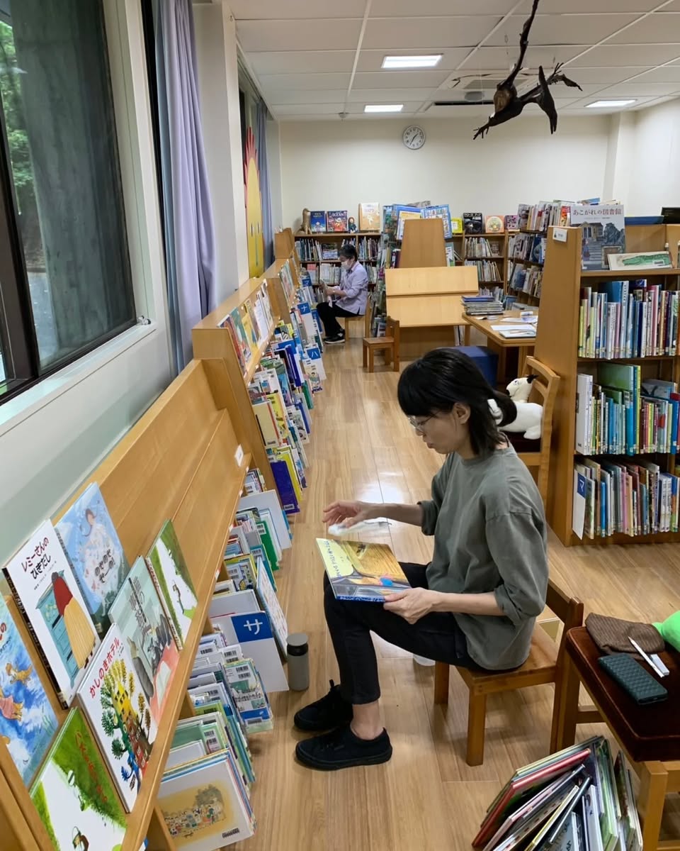 写真：スタッフが本の点検をしています。