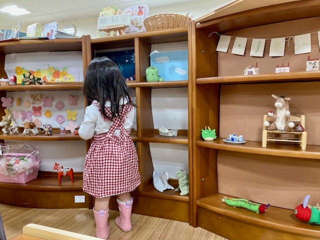 写真：利用者のお子さんがおもちゃで遊んでいます。