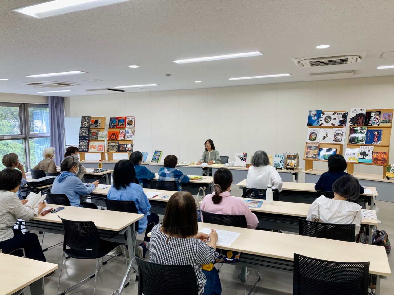 写真:絵本の時間の参加者が座っています。