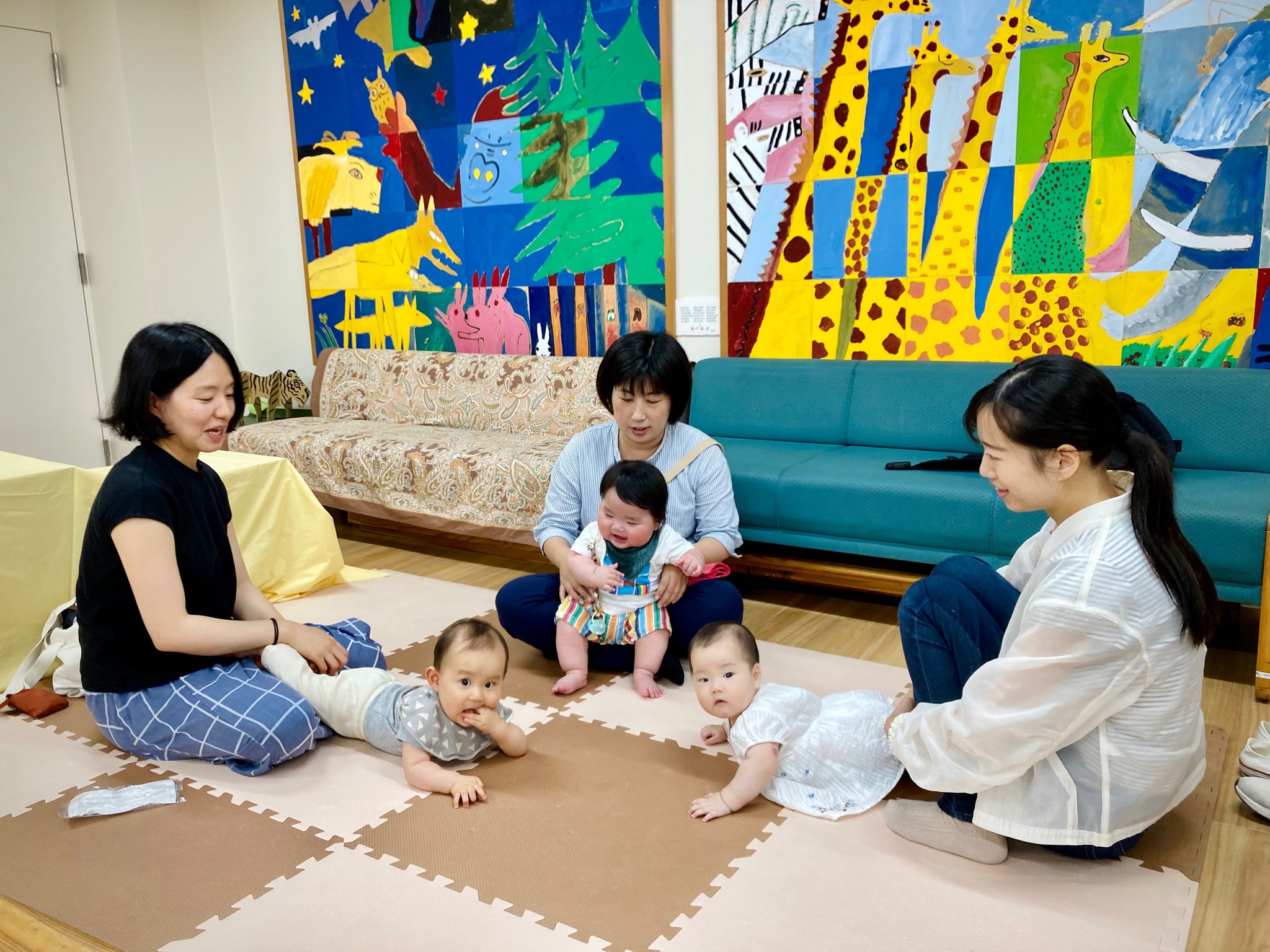 写真：赤ちゃんとお母さんがふれあい遊びをしています