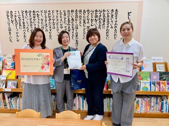 写真：明治安田高知支社の社員さんと大木館長、スタッフの山口です