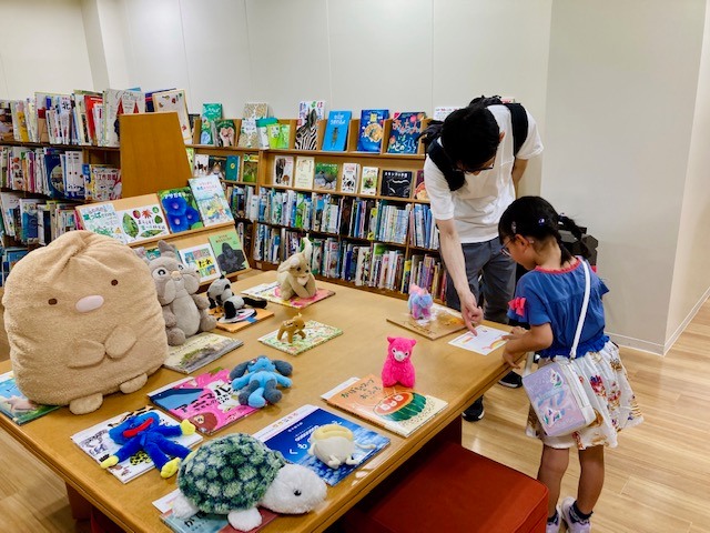 写真：親子がぬいぐるみを迎えにきました