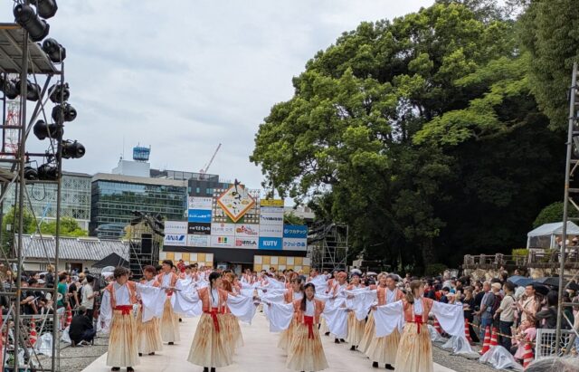 写真：踊り子がよさこいを踊っています。