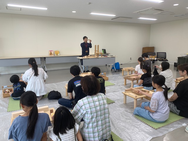 写真：ワークショップの会場で参加者がレクチャーを受けています