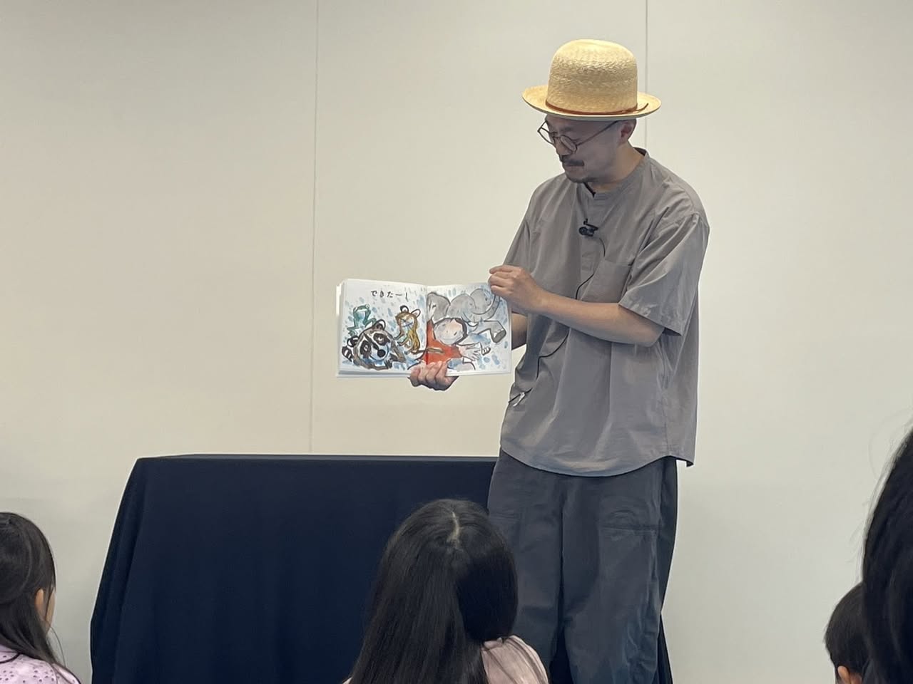 写真：もりといずみさんが絵本を読み聞かせしています