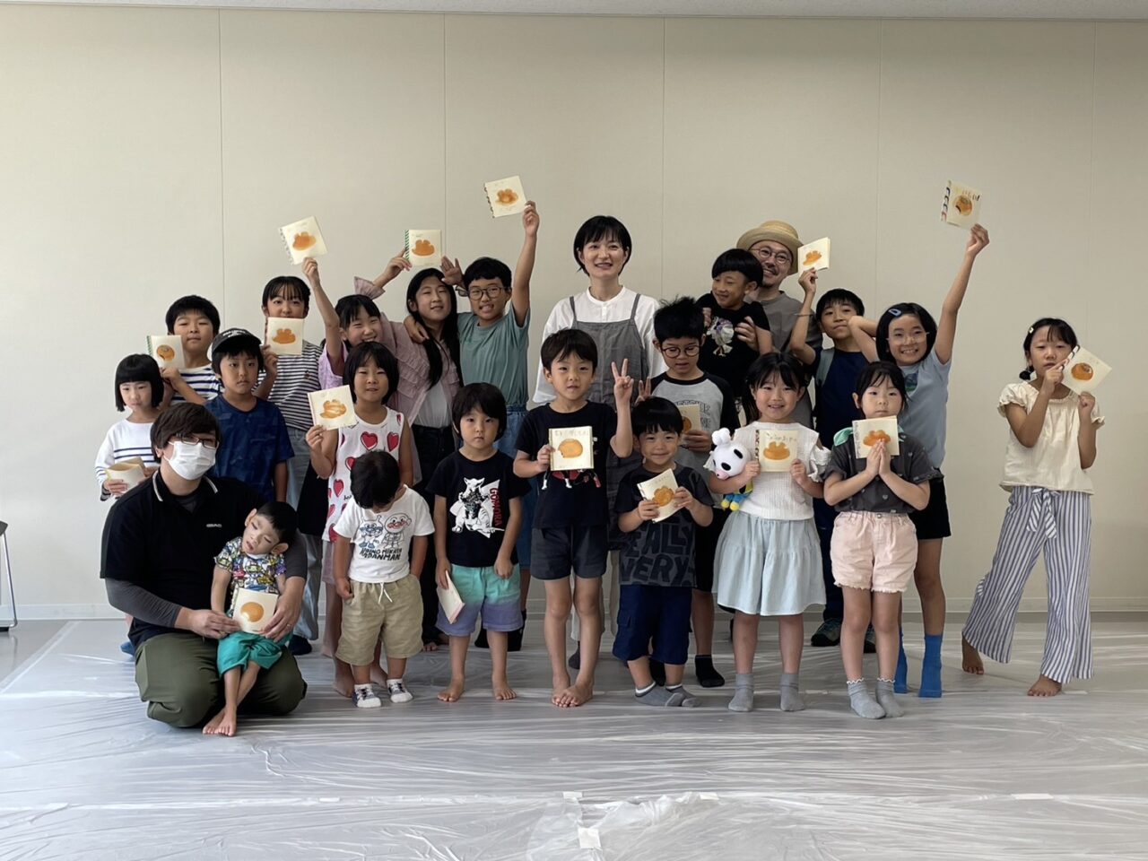 写真：参加者と彦坂有紀さん、もりといずみさんの集合写真です