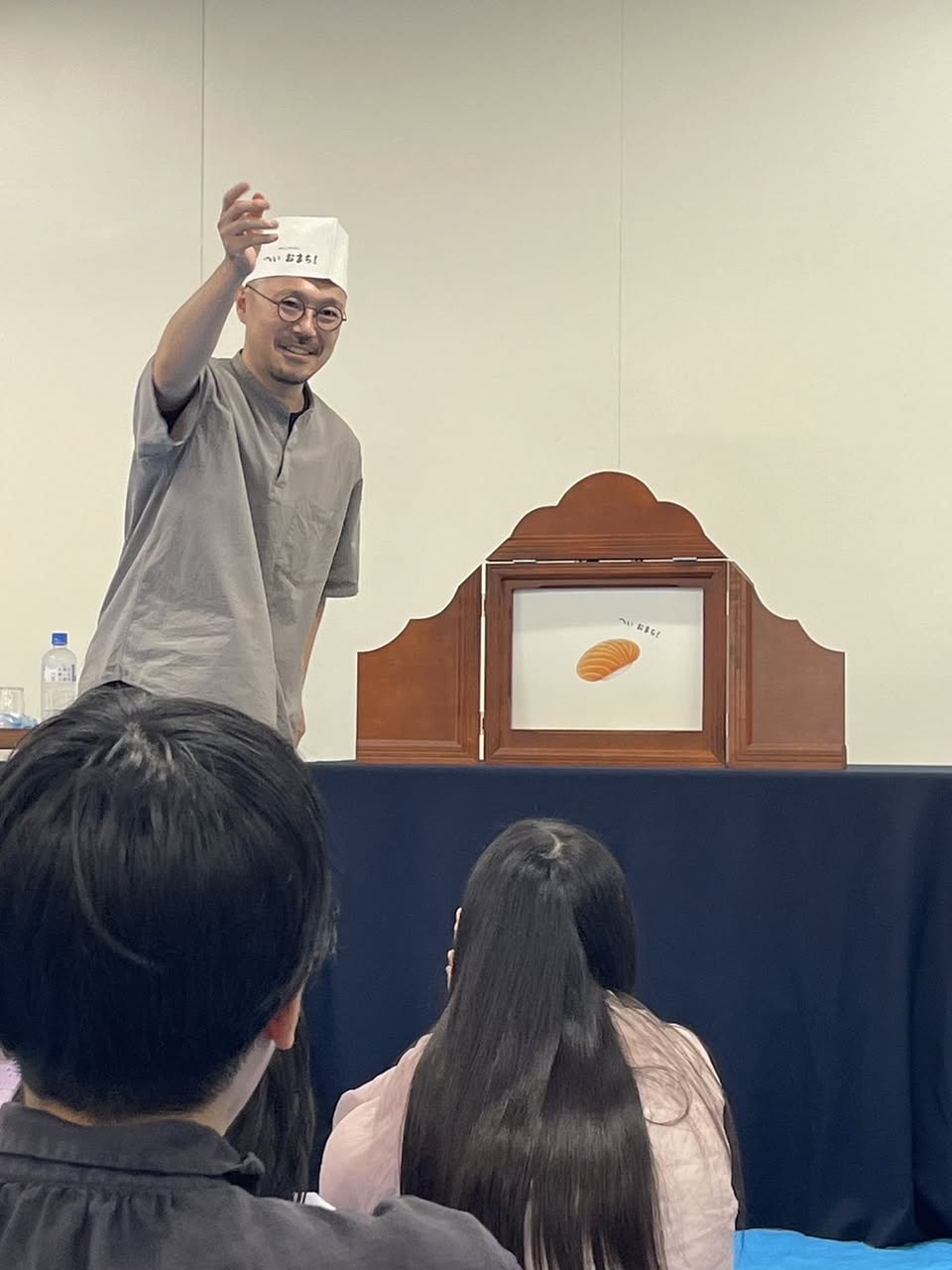 写真：もりといずみさんが紙芝居を上演しています